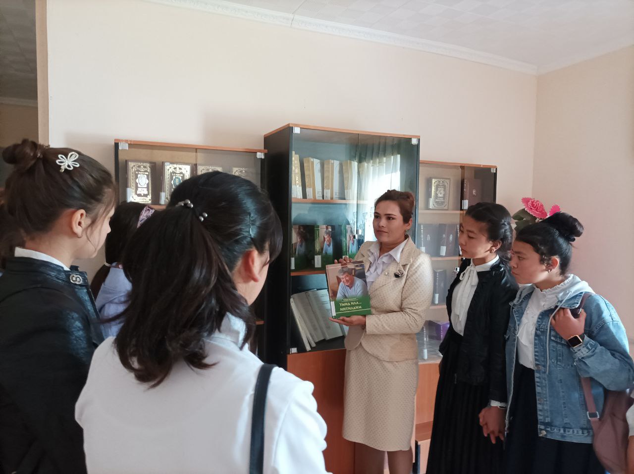 Kitobxonlik haftaligi" doirasida "Kutubxonaga sayohat" nomli ekskursiya tashkil qilindi