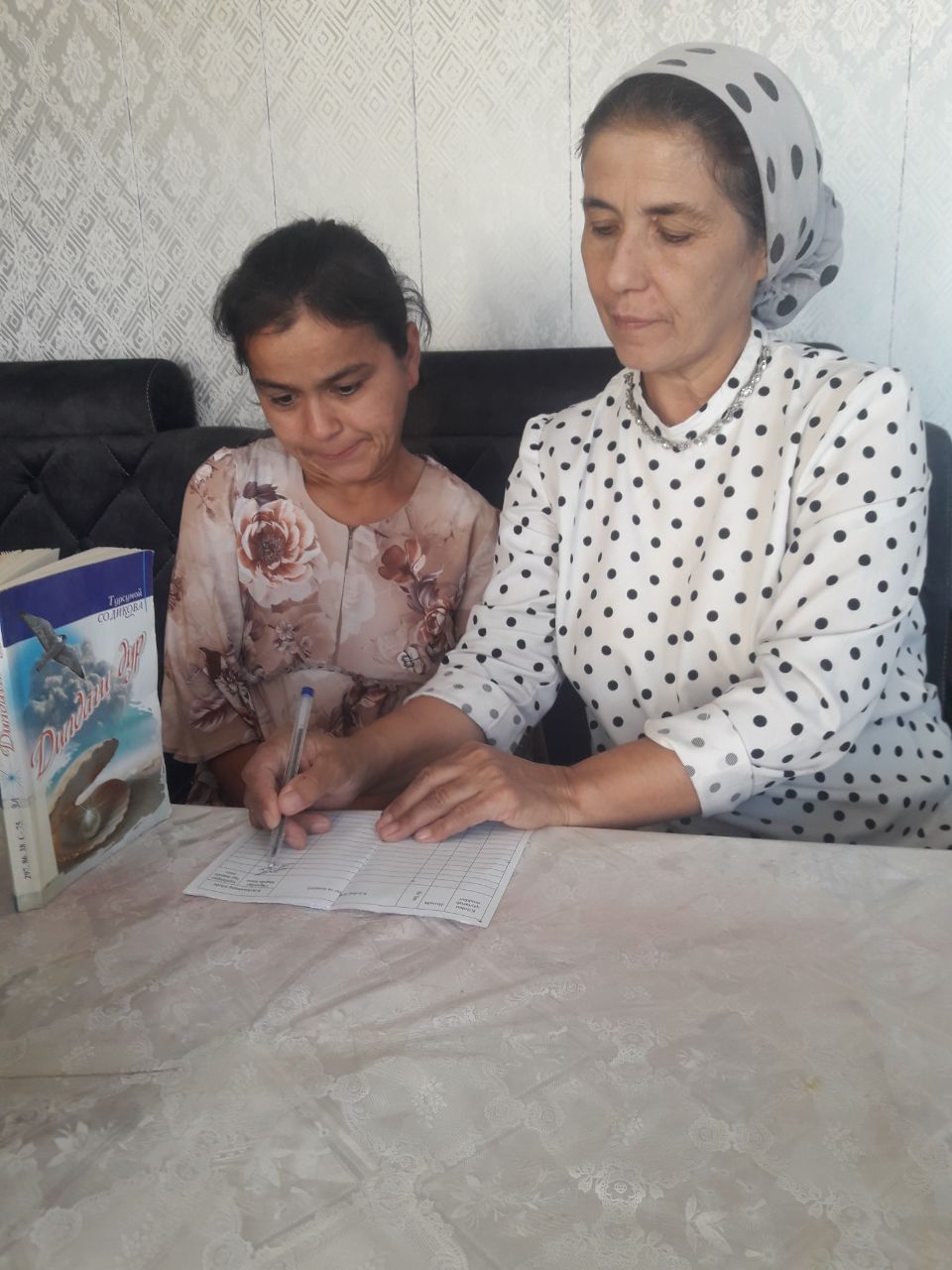 “Mehr  kutubxonasi” loyihasi doirasida    yangi  badiiy     kitoblar   olib  borildi.