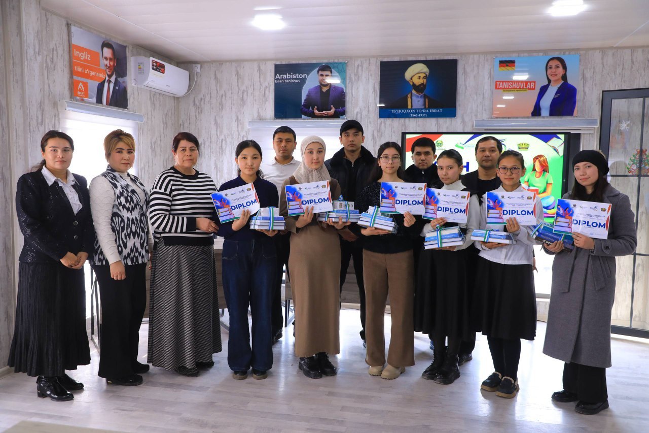 “Yosh kitobxon” tanlov  g'oliblariga hududiy bosqichida ishtirok etish uchun yo‘llanmalar hamda esdalik sovg‘alari topshirildi.