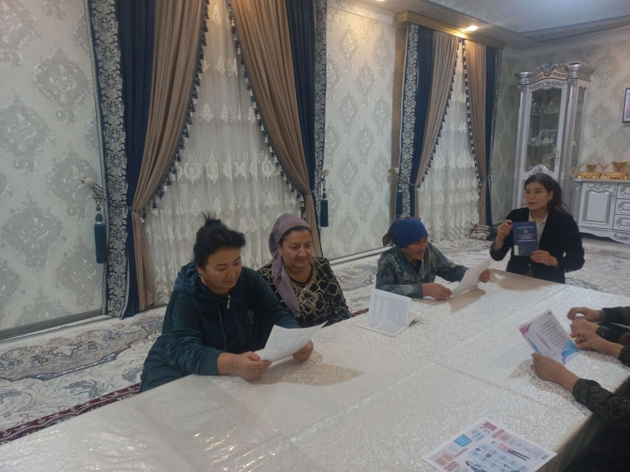 Kitobxon  buvijonlar ishtirokida huquqga oid davra suhbati bo'lib o'tdi.