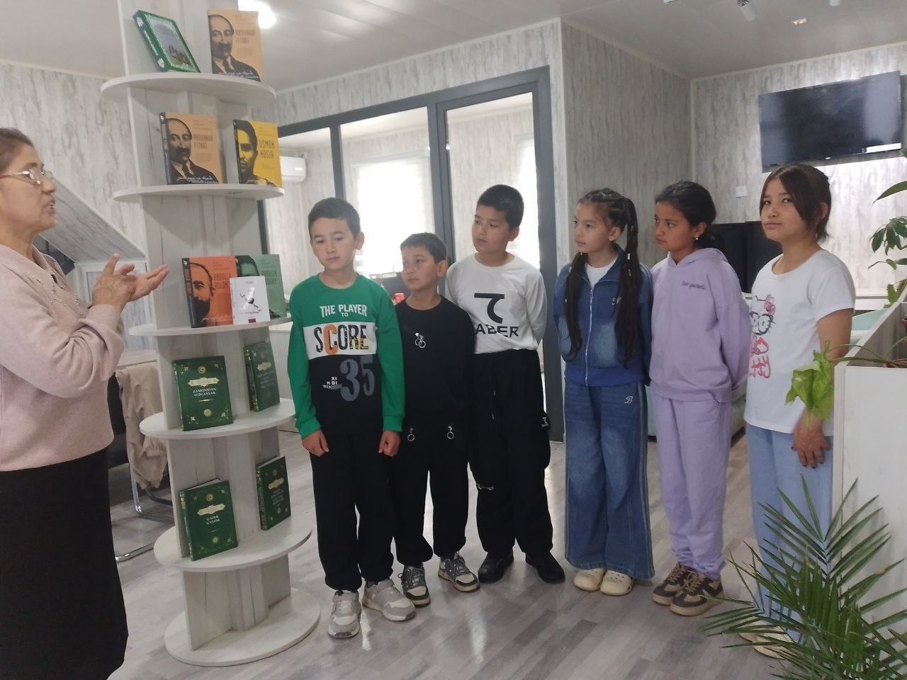 Kutubxonaga sayohat tashkil qilindi.