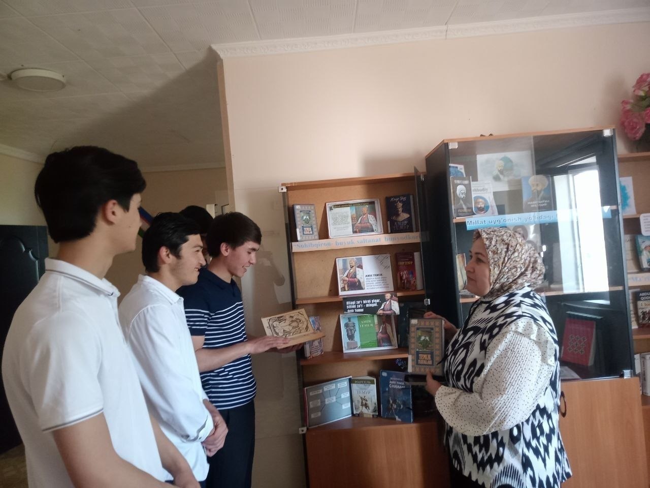 Kutubxonaga sayohat tashkil etildi.