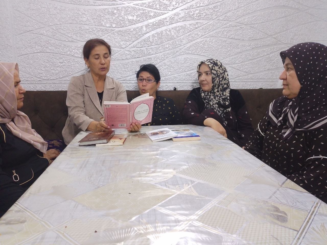 “Onalar mutolaasi — ma’naviyat poydevori”deb nomlangan davra suhbati bo‘lib o’tdi.