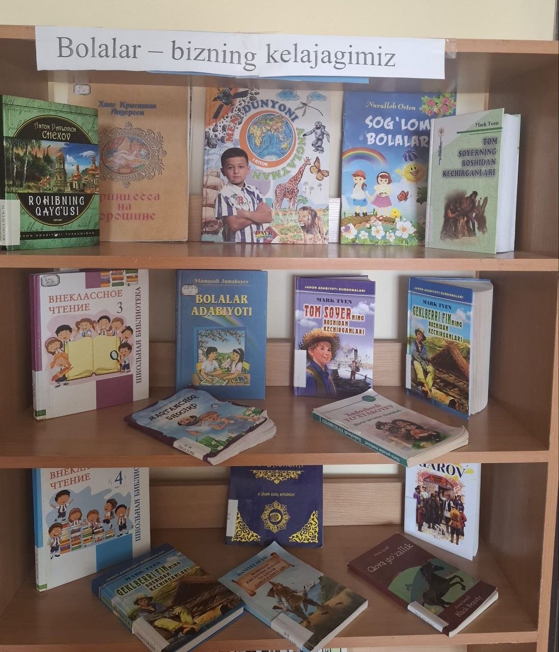 "Bolalar-bizning kelajagimiz" nomli kitob ko'rgazmasi tashkil qilindi.