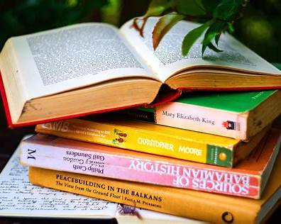  📖 Atigi 6 daqiqa kitob o‘qish stressni 60% gacha kamaytiradi.