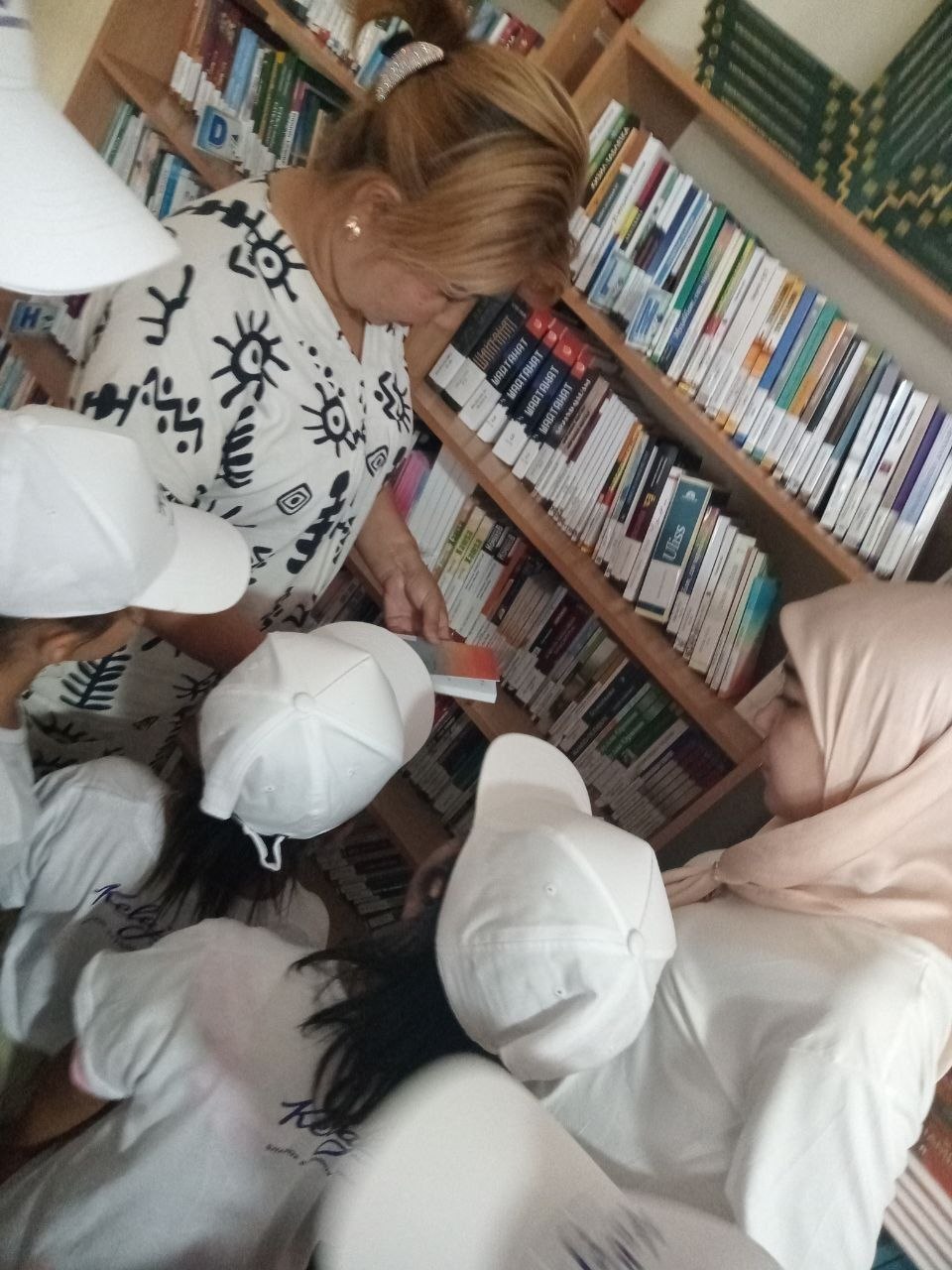 Sayohat davomida kitobxonlar diqqatga sazovor joylar bilan tanishib, yangi taassurotlarga ega bo‘ldilar.