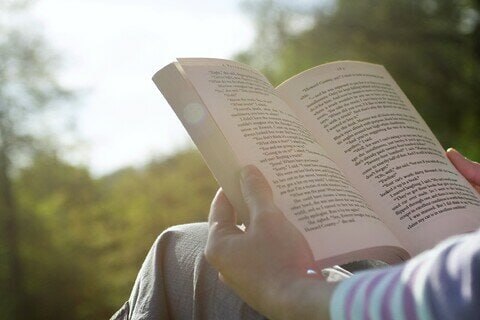 📚Kitob o‘qish sohasiga qiziqish bildiruvchilar orasida ʼʼKitob o‘qishning qanday afzalliklari mavjud?ʼʼ degan savol yuzaga keladi. Asosiy sabablari quyidagilardir: