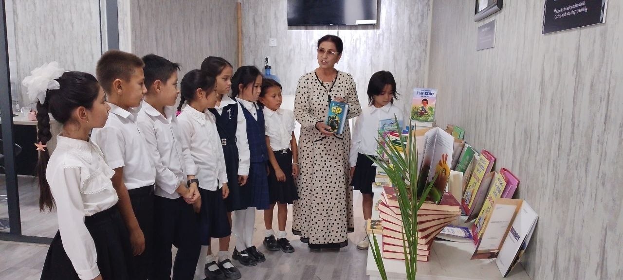 Yangi kitoblarning mazmuni haqida qisqacha ma’lumotlar berilib, o‘quvchilarning qiziqishlariga mos adabiyotlarni tanlash bo‘yicha tavsiyalar berildi.