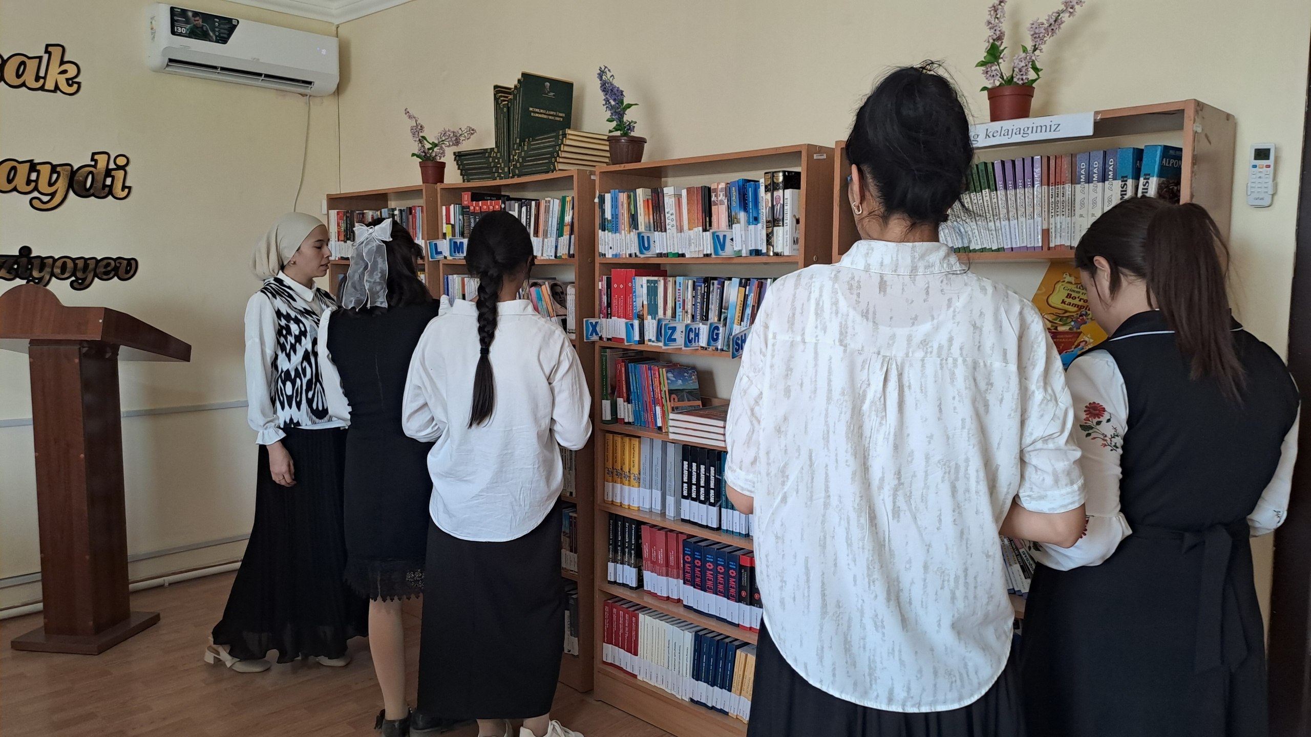 Yosh kitobxonlar ishtirokida "Kutubxona bo‘ylab sayohat" tadbiri tashkil etildi.